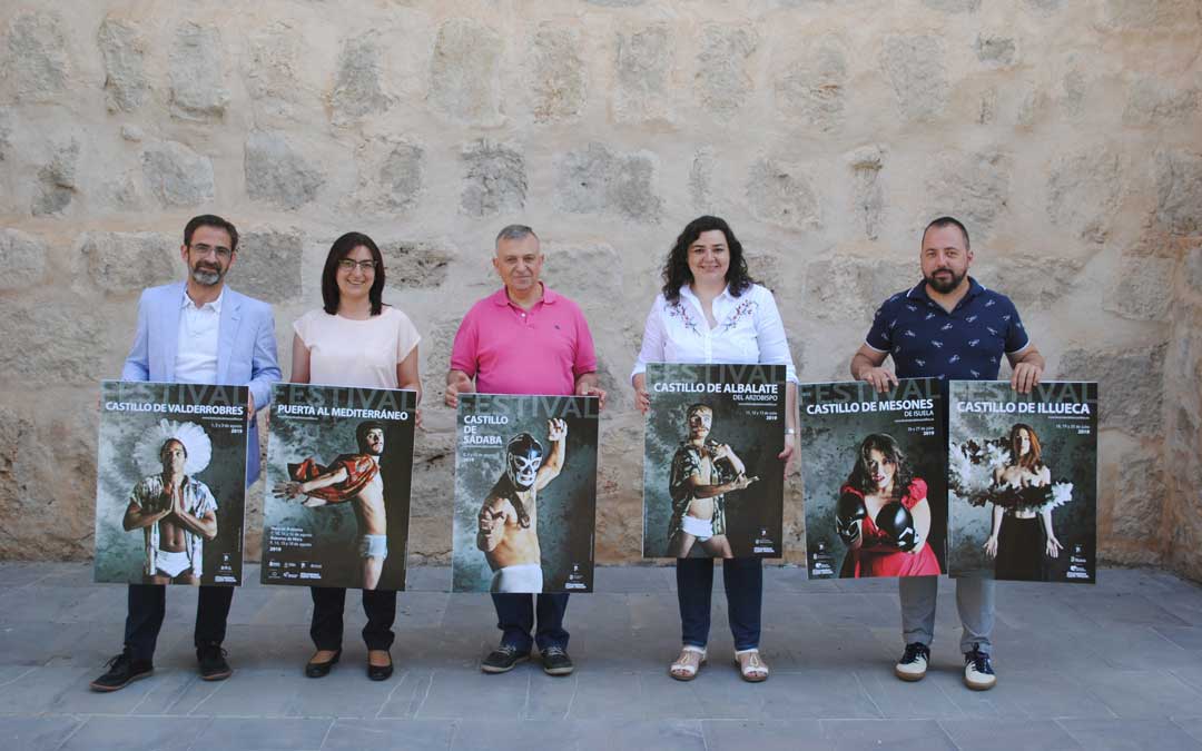 Los alcaldes de los pueblos incluidos en el Festival con sus carteles anunciadores, junto Toño Monzón, director.