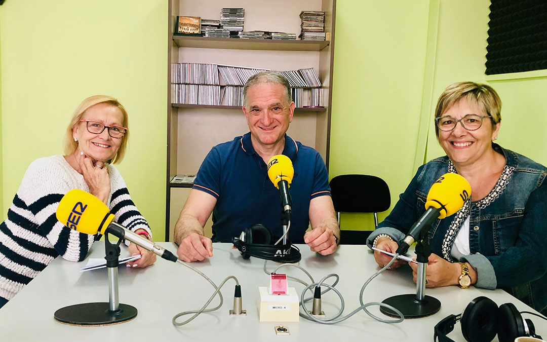 El presidente de ASADICC Miguel Tena junto a las presentadoras Marina Benedi y Pilar Herrero, de la Mujer Caspolina.