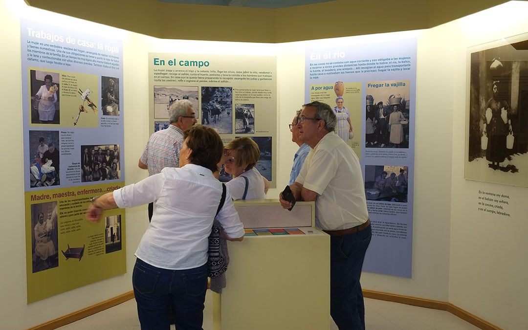 Varios vecinos del Bajo Martín disfrutan del Centro de Interpretación de la Cultura Popular de Albalate durante la Noche en Blanco. /Alicia Martín