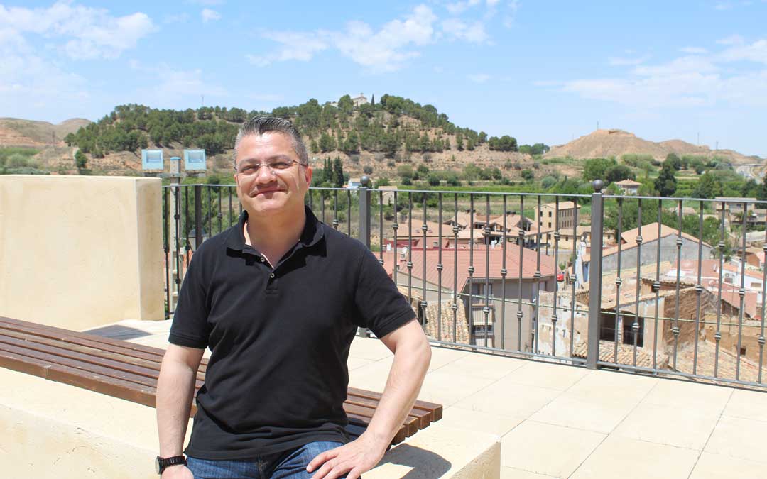 Alonso, siempre con su gesto amable, con la ermita del Carmen de Híjar al fondo. / B. Severino