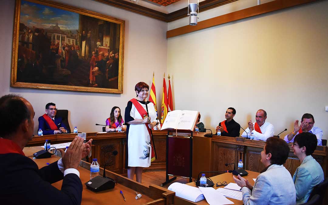Pilar Mustieles recibiendo la noticia de que es alcaldesa de Caspe.