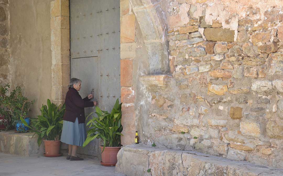 Una mujer en las calles de Luco de Bordón, en la Comarca del Maestrazgo. /María Quílez