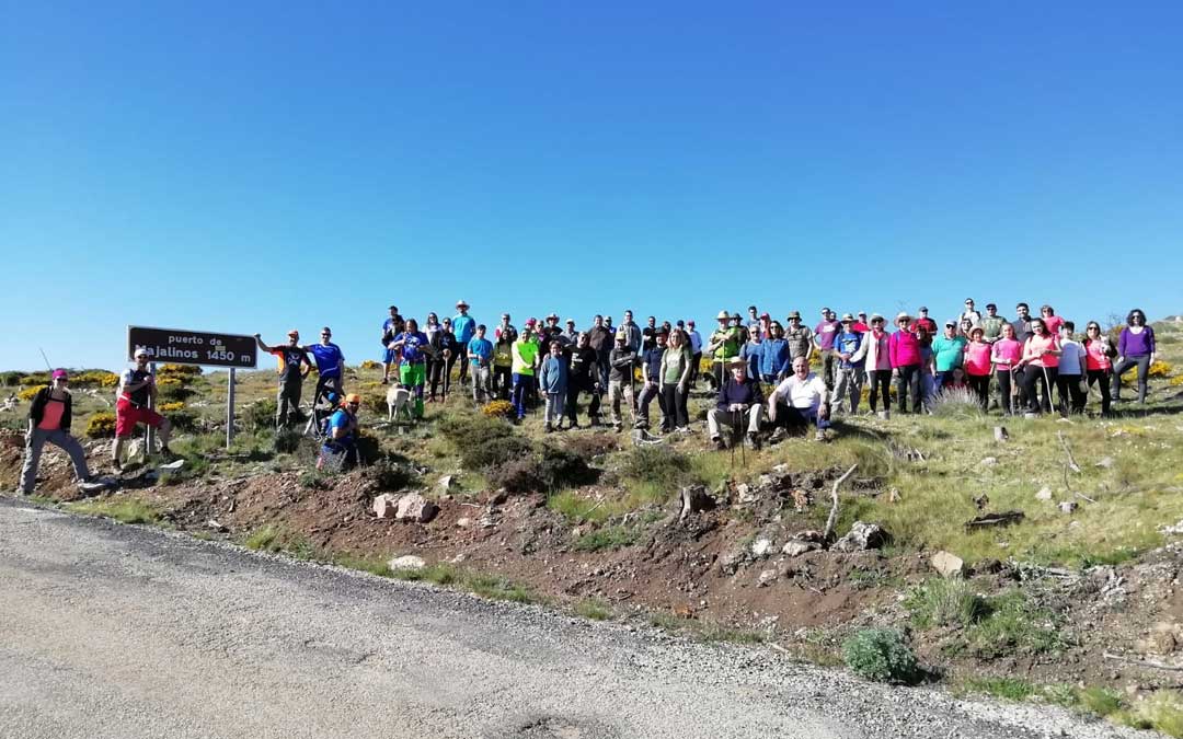 Imagen de archivo. Los participantes de la andada 'Nuestros Montes no se olvidan' momentos antes de iniciar la marcha.