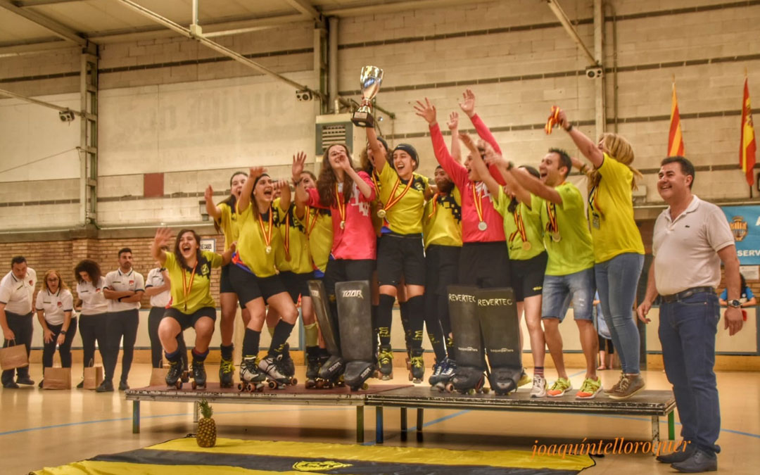 Las jugadores del CH Mataró celebran el título de campeonas