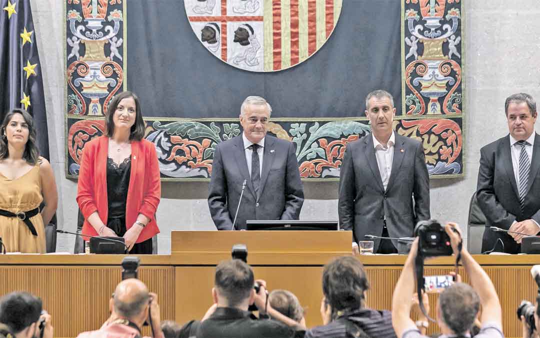 La nueva Mesa de las Cortes que se constituyó ayer. De izquierda a derecha: Itxaso Cabrera (secretaria 1ª, Podemos); María Rodrigo (vicepresidenta 1ª , PSOE); Javier Sada (presidente, PSOE); Ramiro Domínguez (vicepresidente. 2º, Cs); y el Jesús Fuertes (secretario 2º, PP). José Miguel Marco / Heraldo