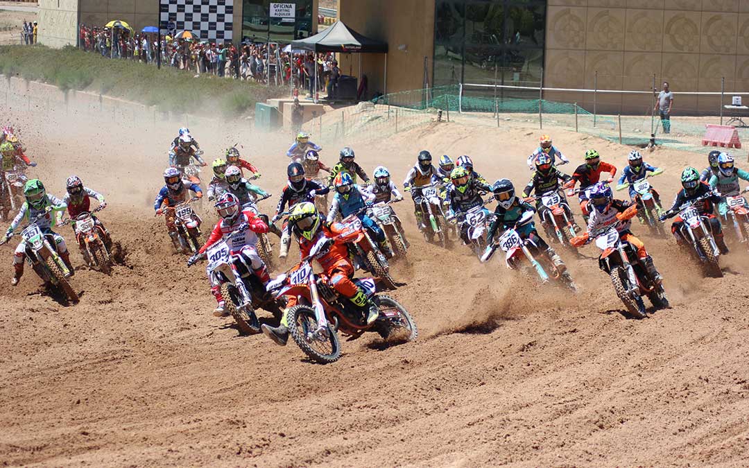 Salida de la segunda manga de la categoría MX125 en el circuito de motocross de Motorland