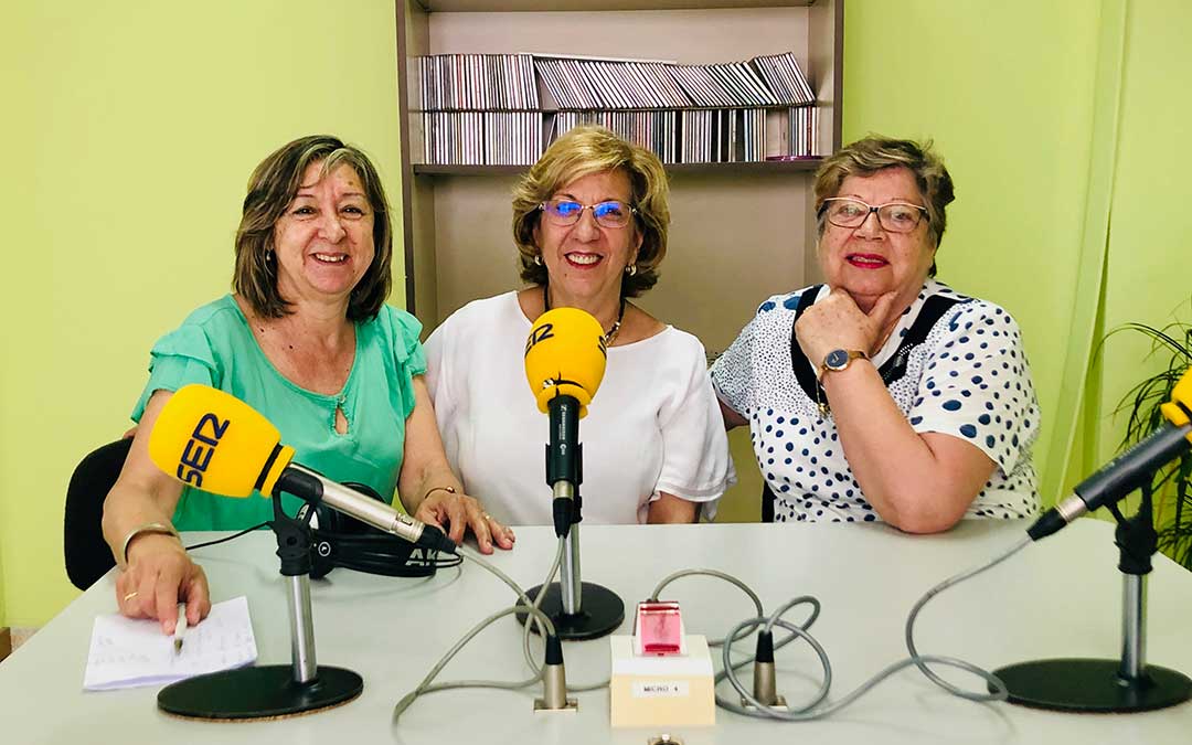 Mari Bondía, Maria Jesús Záforas y Eugenia Rodríguez pertenecen a la Asociación de la Mujer Caspolina