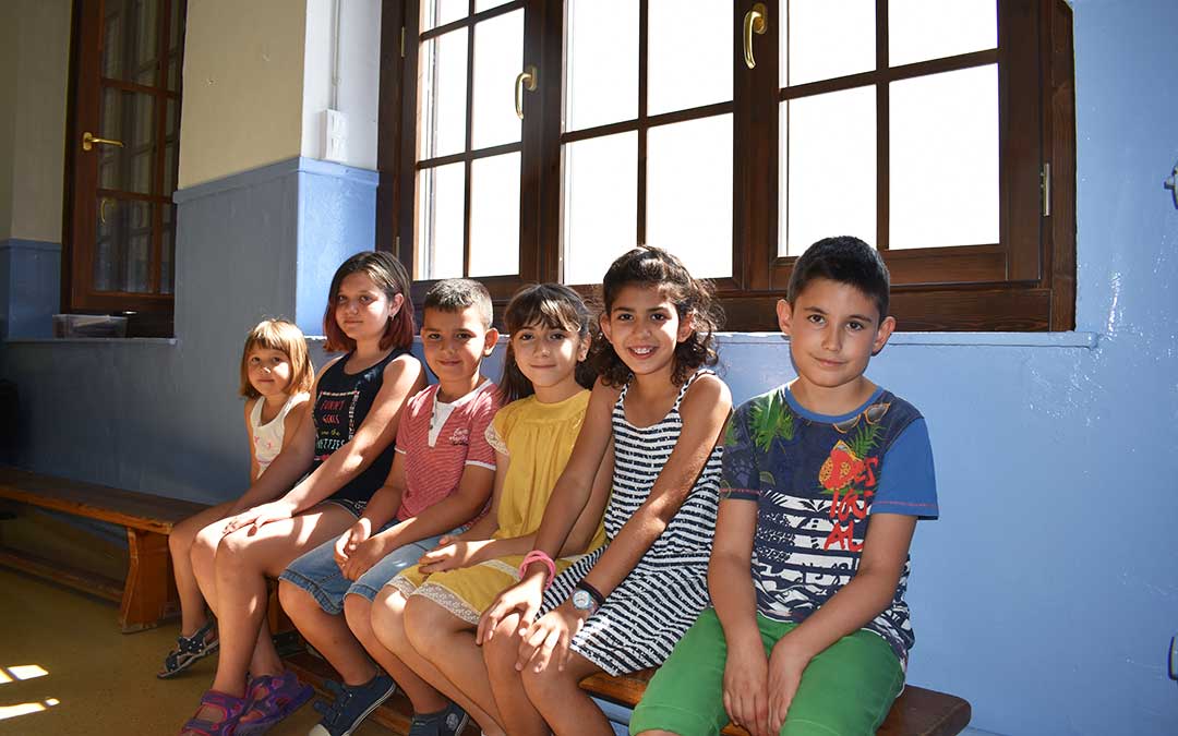 Varios niños esperando para entrar a hacer las pruebas, en un aula del colegio Compromiso, ayer por la mañana. pilar sariñena