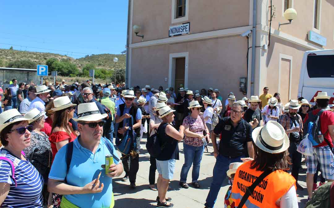 Los pasajeros del Tren Azul escucharon las palabras de recibimiento. / B. Severino