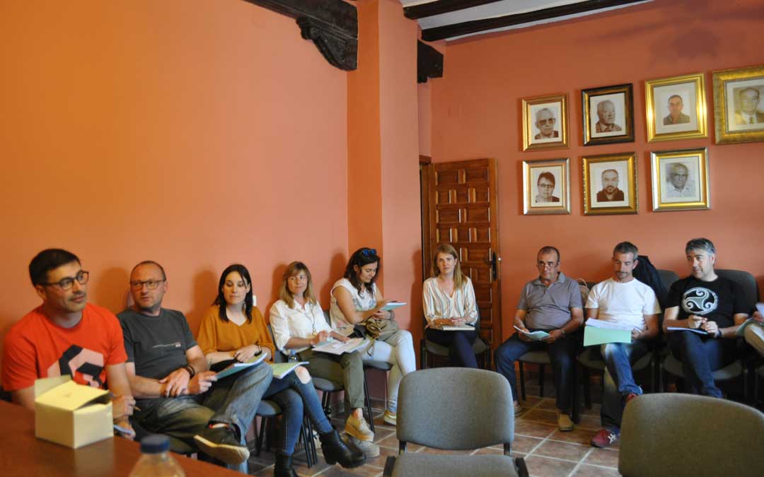 Sesión del consejo de dirección celebrada en La Cañada de Verich el lunes. Foto: Omezyma