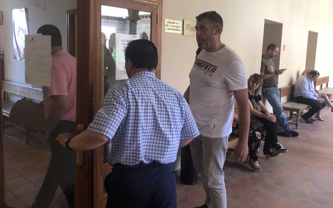 El diputado electo Antonio Pérez entrando este lunes a entregar los avales. De espaldas, abriendo la puerta, Ciércoles. Foto: L . Castel