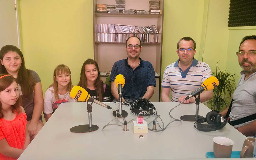 El director gerente, profesor y alumnos de INDAVI.