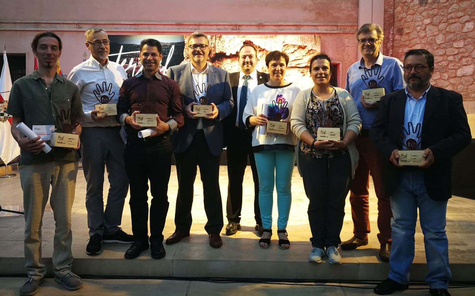 Los premiados Teruel Siente tras la gala celebrada en los jardines de la iglesia de San Pedro