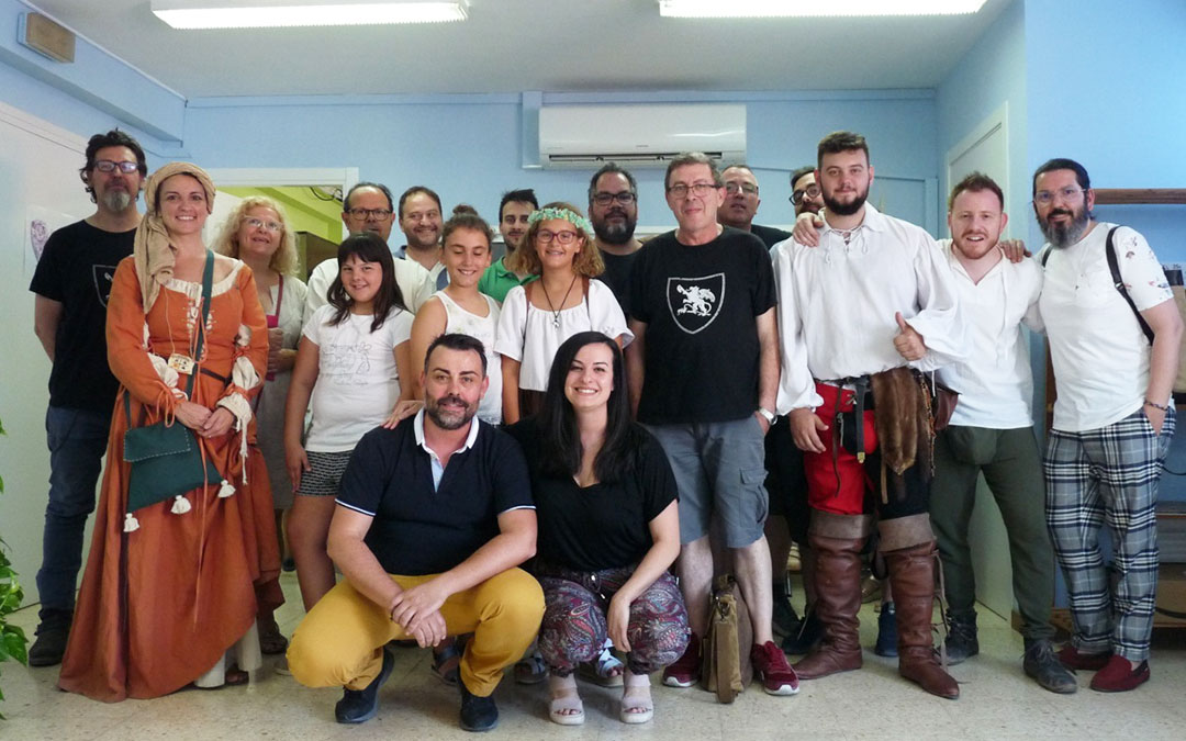 Hablamos con los protagonistas de esta festividad que se celebra por vigésimo segundo año consecutivo en Caspe, y en la que participan cientos de vecinos. Entrevistamos a miembros del Ayuntamiento, organizadores, la pregonera Cristina Pardo, actores, asociaciones, e incluso con la Ronda de Boltaña.