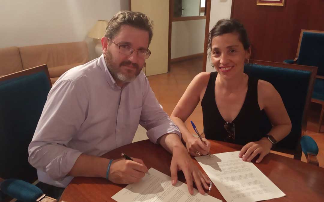 Ignacio Urquizu, PSOE; y María Milián, IU; han firmado este miércoles el acuerdo de gobernabilidad. Foto: IU