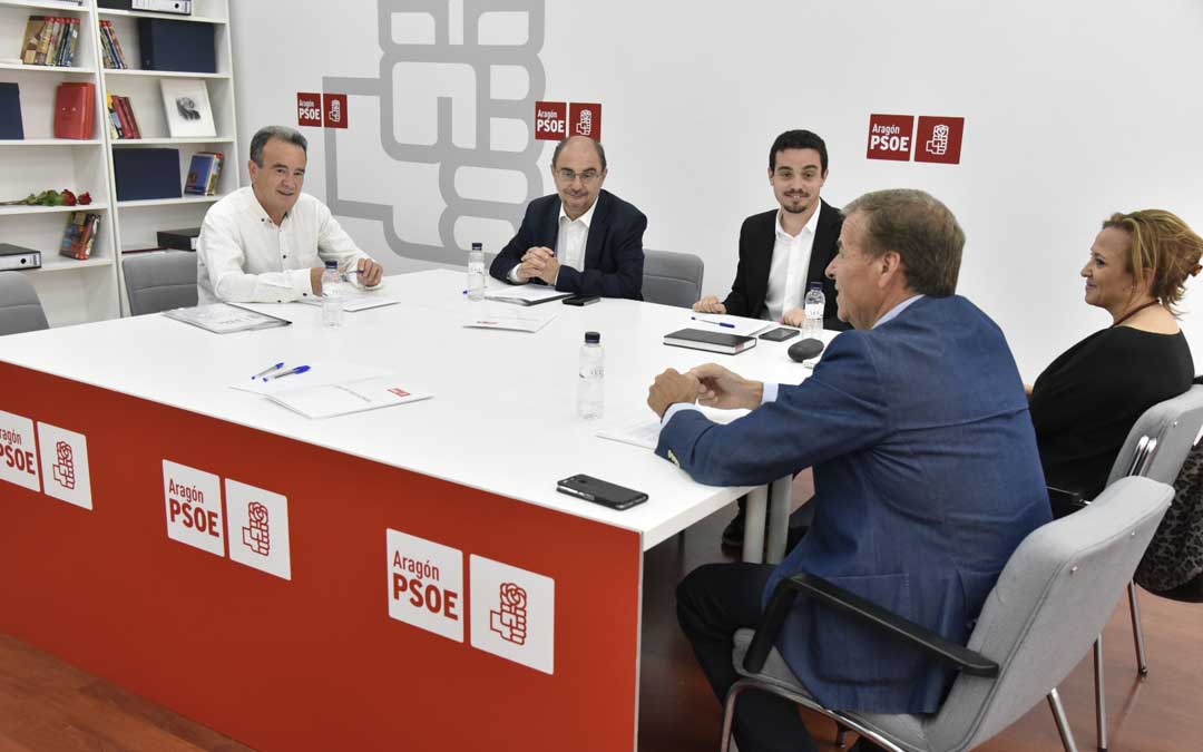 Reunión de la comisión negociadora del PSOE Aragón con Lambán, este jueves. Foto: PSOE