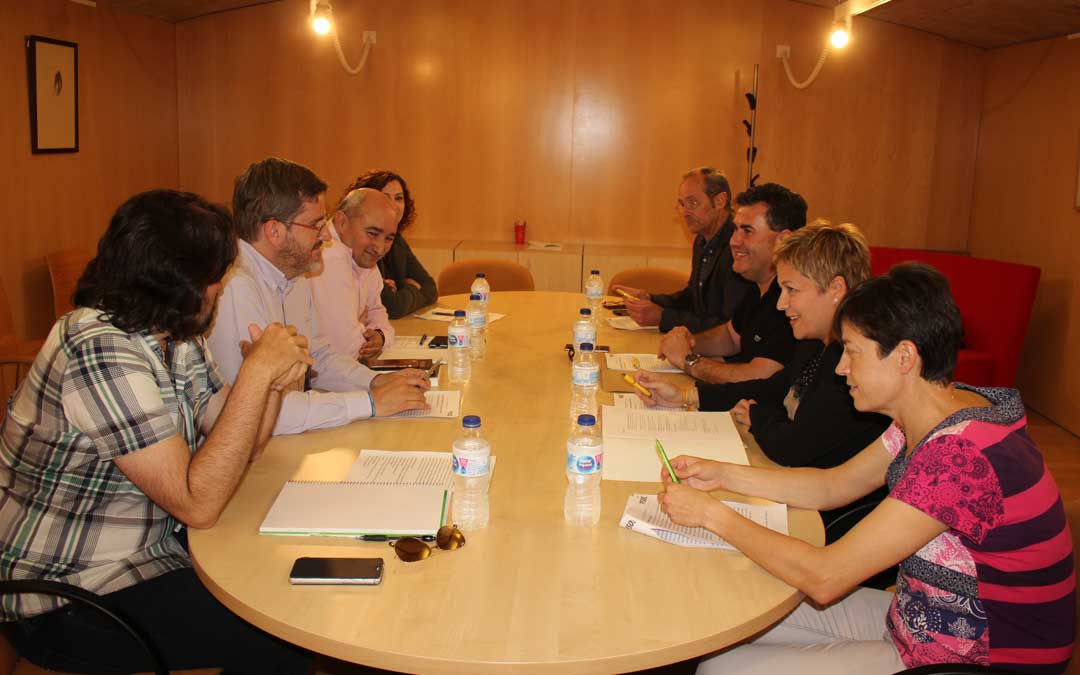 Reunión de los comités negociadores de PSOE y PAR en Alcañiz este miércoles en una sala de la Biblioteca. Foto: L. Castel