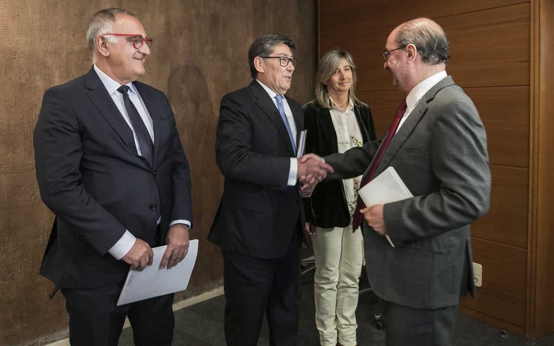 Lambán y Aliaga saludándose este jueves antes de firmar sus bases programáticas. Guillermo Mestre / Heraldo