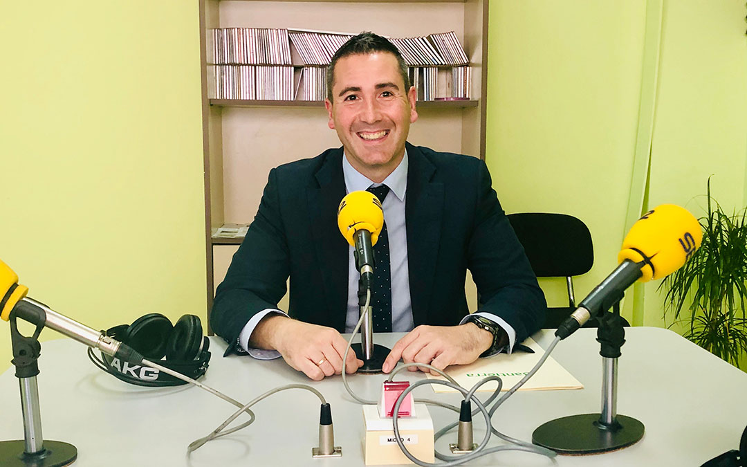 El director de la oficina de Caja Rural de Aragón en Caspe es Roberto López.