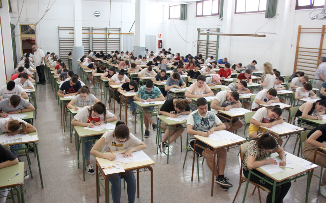 Alumnos del CPIFP Bajo Aragón de Alcañiz haciendo el exámen de Selectividad