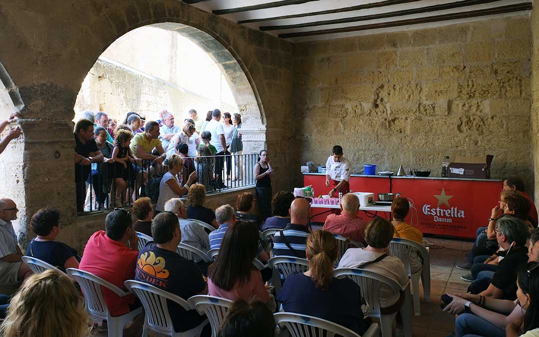 Vecinos y visitantes de la feria disfrutando de uno de los showcookings en el porche del Ayuntamiento de Belmonte. /A.M.