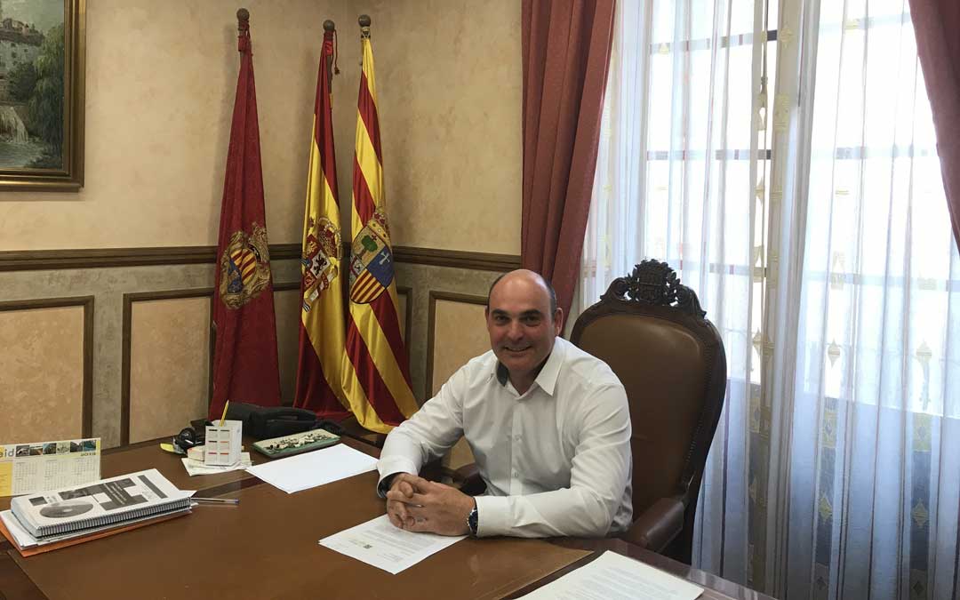 Juan Carlos Gracia Suso, la semana pasada, en el despacho que ha ocupado en los ocho últimos años como alcalde de Alcañiz. / Laura Castel