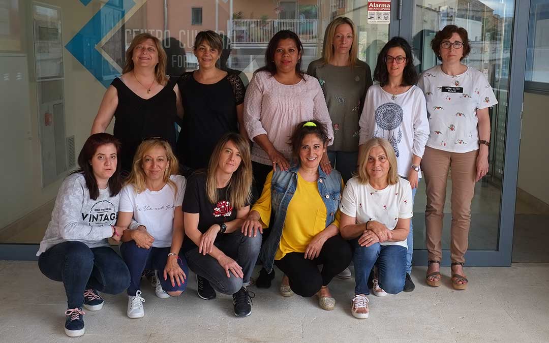 Las alumnas a la entrada del centro Alfonso Zapater, en Albalate. /Alicia Martín