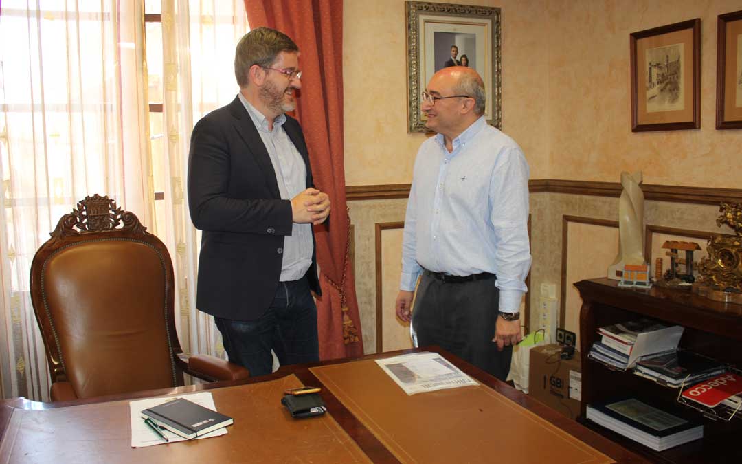 Urquizu en su primer día en el despacho de alcaldía junto a quien será su mano derecha, Javier Baigorri. Lo más probable es que el 1º teniente de alcalde, que estará liberado, se quede con este despacho y el primer edil se traslade a la actual sala de reuniones Foto: L. Castel