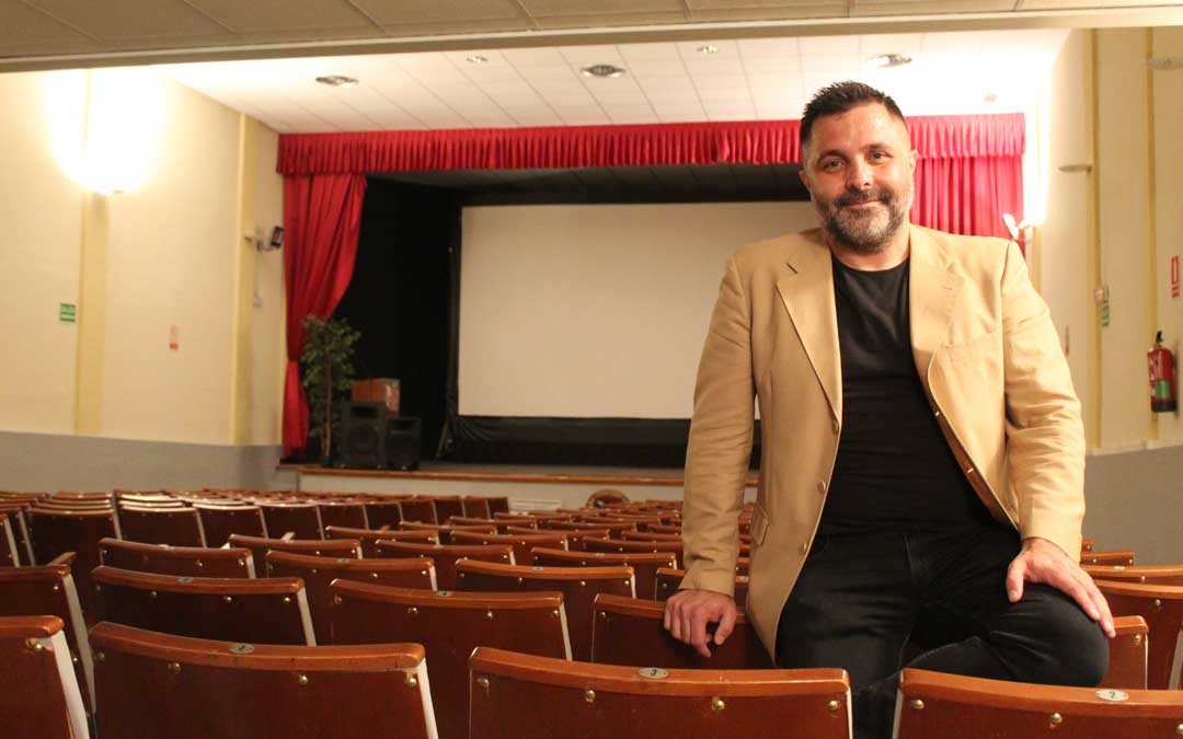 Guimerá, en el cine de Urrea de Gaén, tras el estreno de dos cortos en La Noche en Blanco del Bajo Martín. / B. Severino