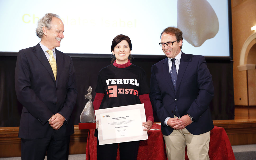 Isabel Félez, de Chocolates Artesanos Isabel, recogiendo su Premio Aragón de Medio Ambiente 2019, de manos del Gobierno de Aragón. / Luis Correas-DGA