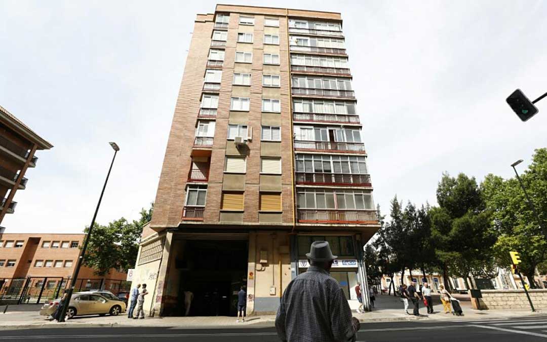 El inmueble de la calle Miguel Servet donde se produjo el accidente. / Guillermo Mestre. Heraldo de Aragón