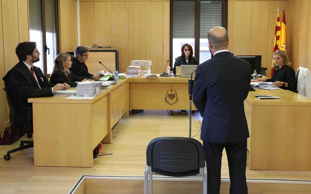 Monforte-de espaldas-en el primer día del juicio en el Juzgado de Teruel este martes. Foto: Javier Escriche / Heraldo