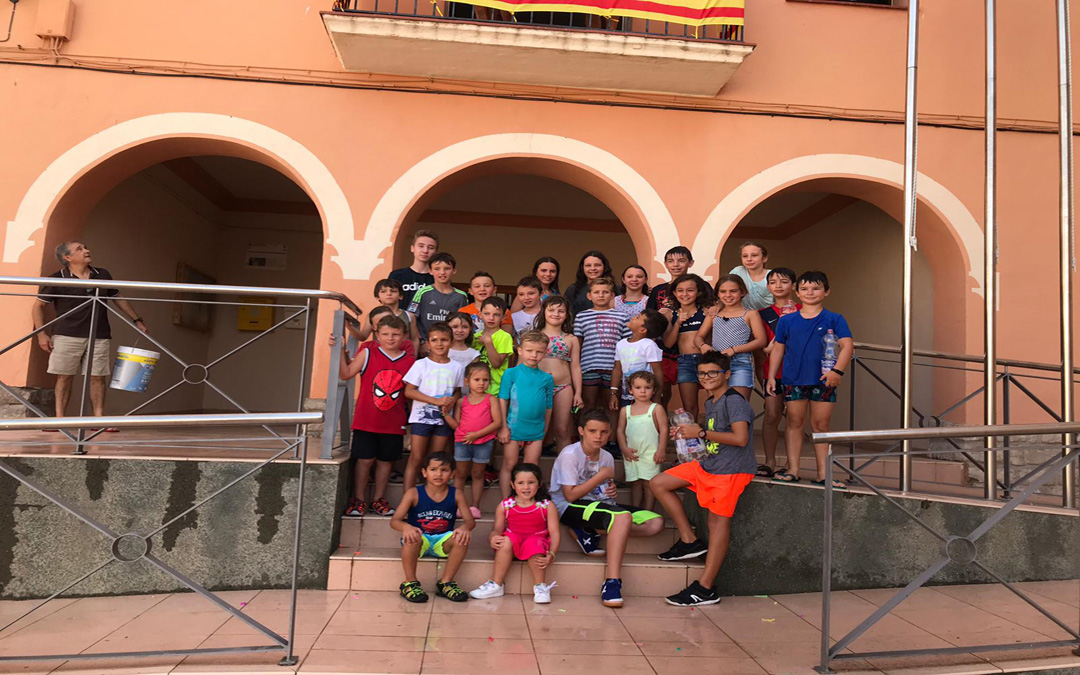 Los niños de Azaila preparados para disfrutar de las "peque fiestas"