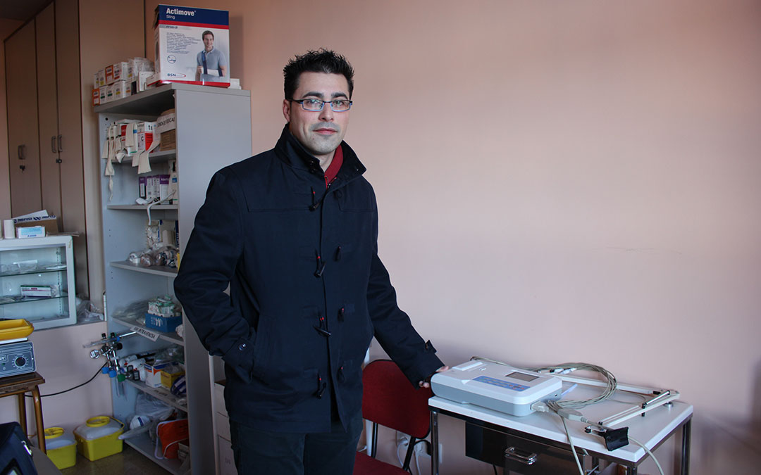 Foto de archivo de Aitor Clemente, alcalde de aguaviva, en el consultorio local tras la adquisición de un electrocardiograma./ L. Castel