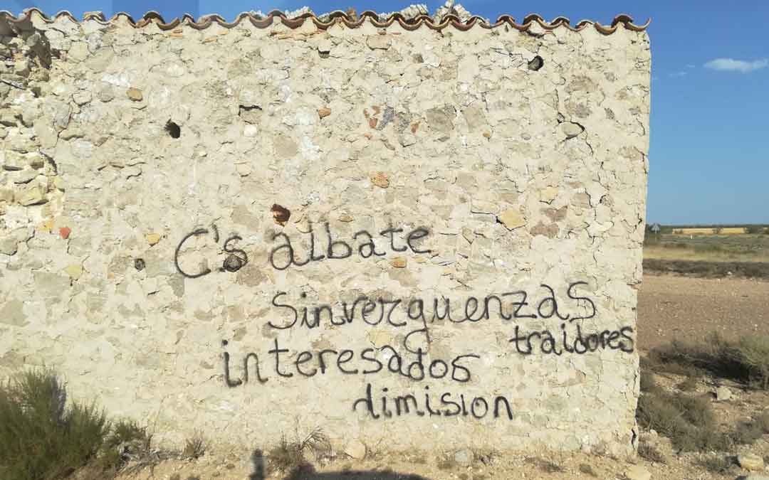 Las pintadas que denuncian desde Cs Albalate. / Cs