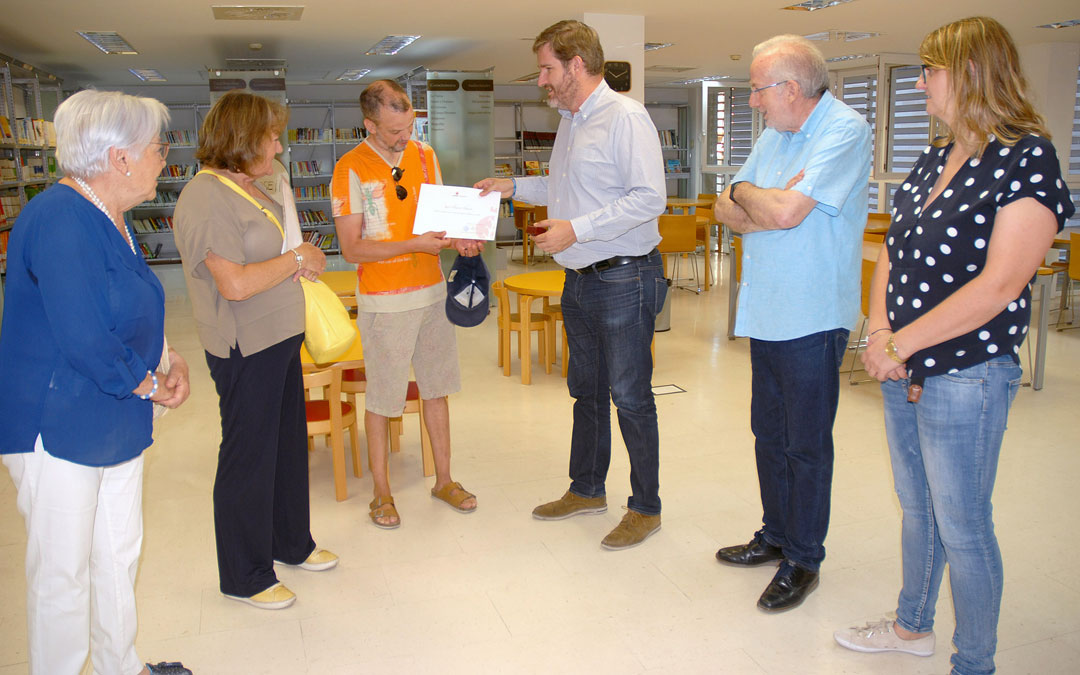 El alcalde de Alcañiz entrega el diploma a Juan Clemente