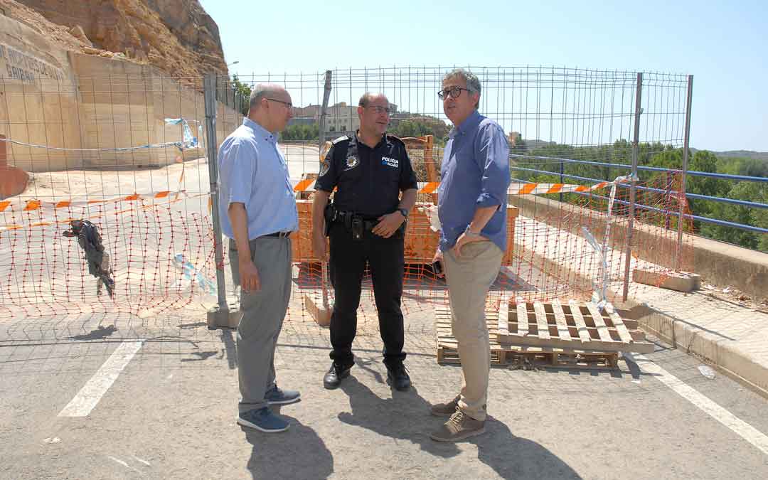 Última visita de obra este jueves a ‘El Corcho’ de Alcañiz antes de su reapertura. De izqda. a dcha., Baigorri, Obón y Lahoz. Foto: Ayto. Alcañiz