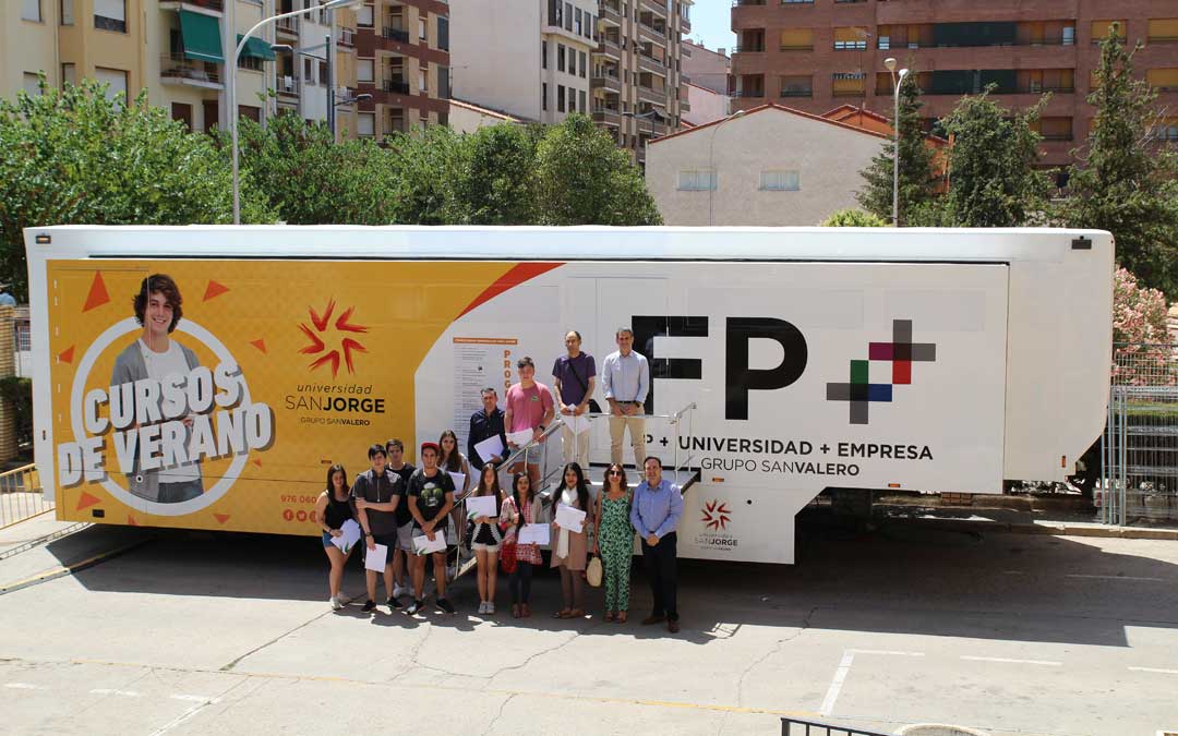 Foto de familia de los receptores de los diplomas por los cursos de verano del aula móvil. / Universidad San Jorge