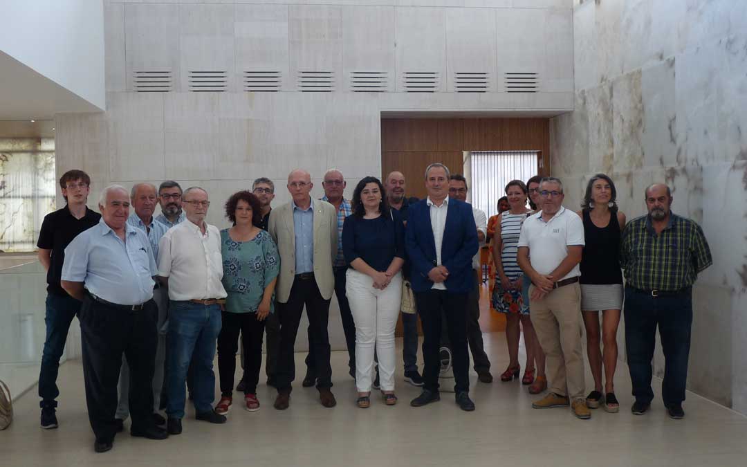 Foto de grupo de los consejeros de la Comarca del Bajo Martín a excepción de Andrea Gamez de Ganar, que no acudió a la sesión. Foto: A. Martín
