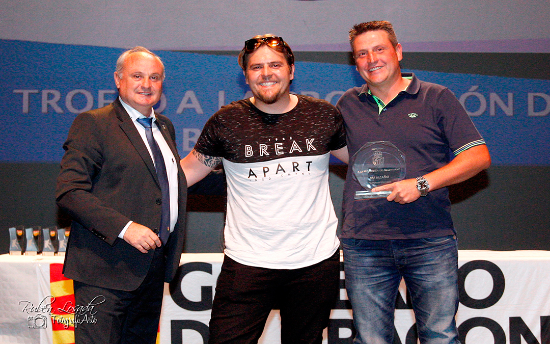 El presidente de la FAB, Juan Camaño, entregando el premio a los hermanos Alejos, del BM Alcañiz// Rubén Losada