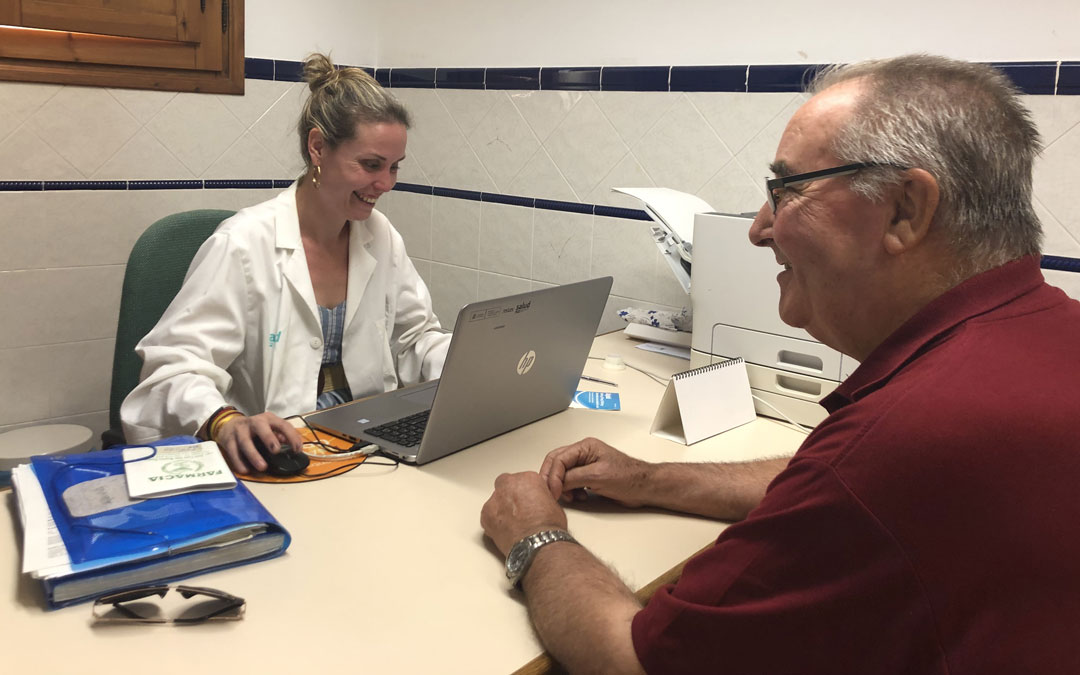 La médico bajoaragonesa Pilar Borraz pasando consulta
