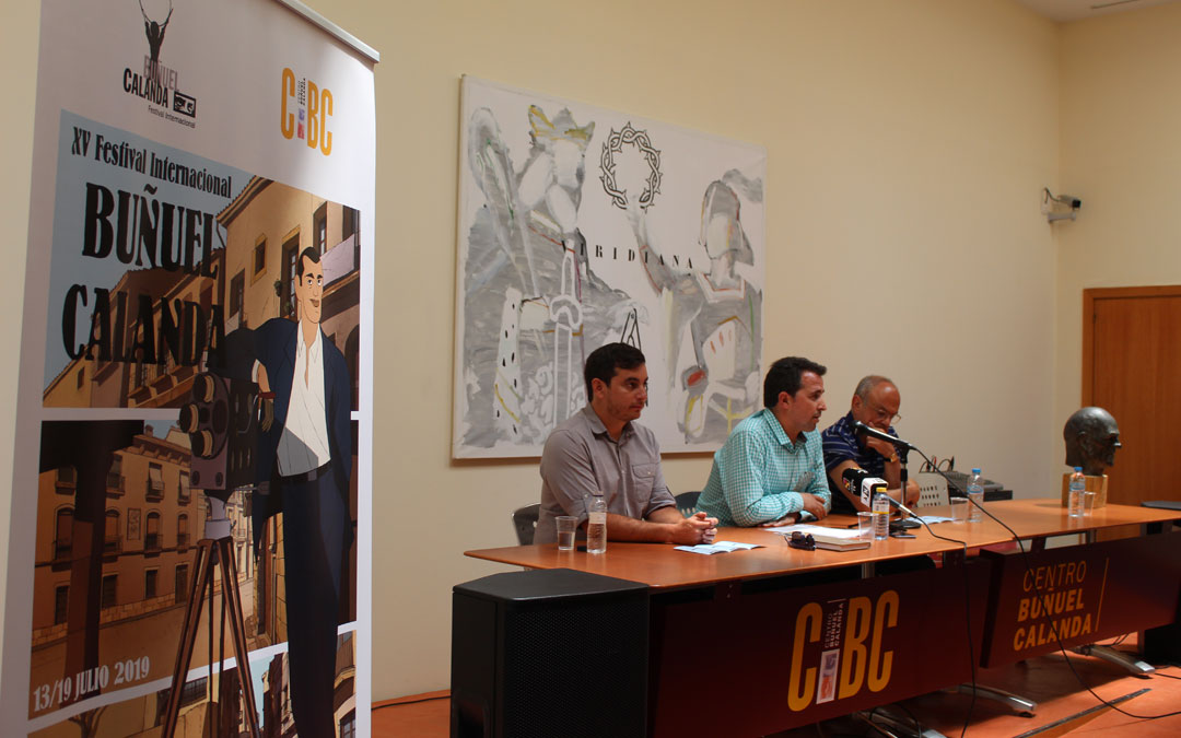 Mario Barro, Alberto Herrero y Jordi Xifra, en la presentación de la programación del Festival Internacional Buñuel Calanda. Al lado, el cartel hecho por José Luis Ágreda. / B. Severino
