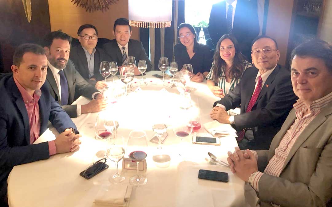 El alcalde de Calanda, Alberto Herrero (primero por la izquierda) en la reunión en Madrid con la delegación de Taiwán en España con su embajador al frente, José María Liu (segundo por la derecha)