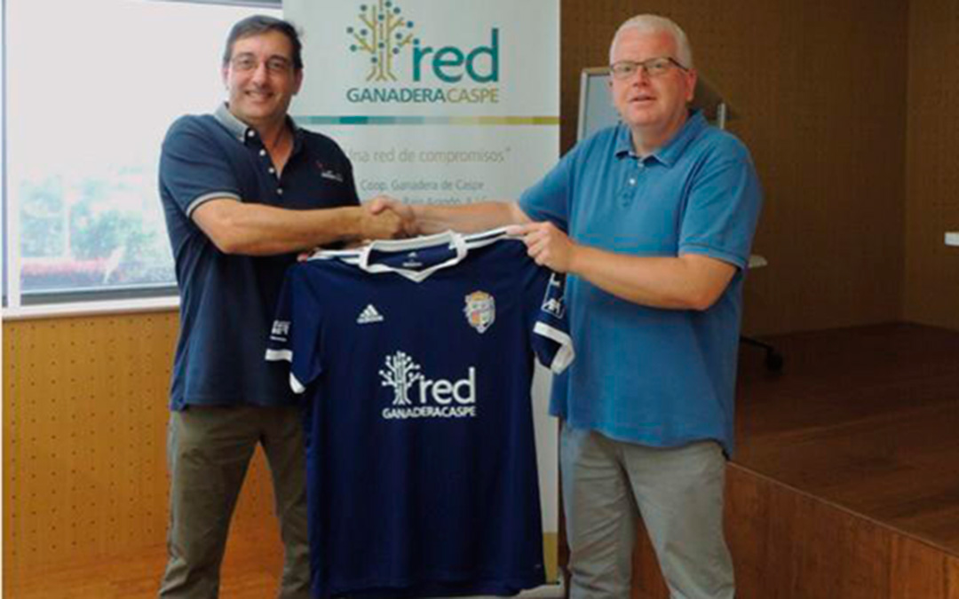 Los presidentes de Red Ganadera de Caspe, Raúl Panillo, y CD Caspe, Manuel Piazuelo, con la nueva camiseta.