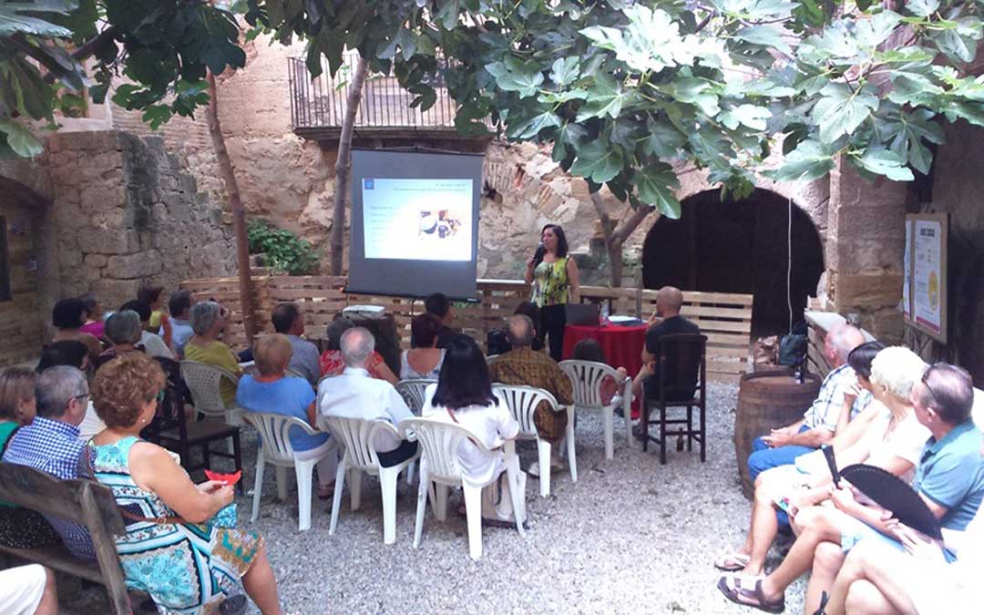 Momento de la conferencia de Lucía Conte en la Casa Bosque de Caspe. / Asoc. Amigos del Castillo del Compromiso