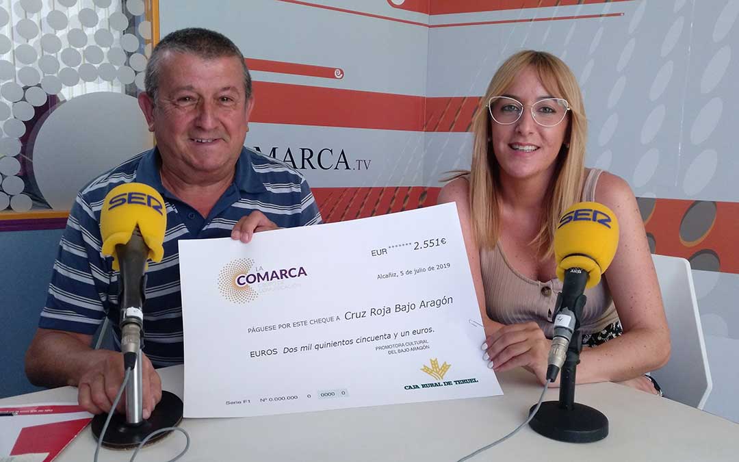 Entrega del cheque de la fiesta de Los40 a Cruz Roja Bajo Aragón.