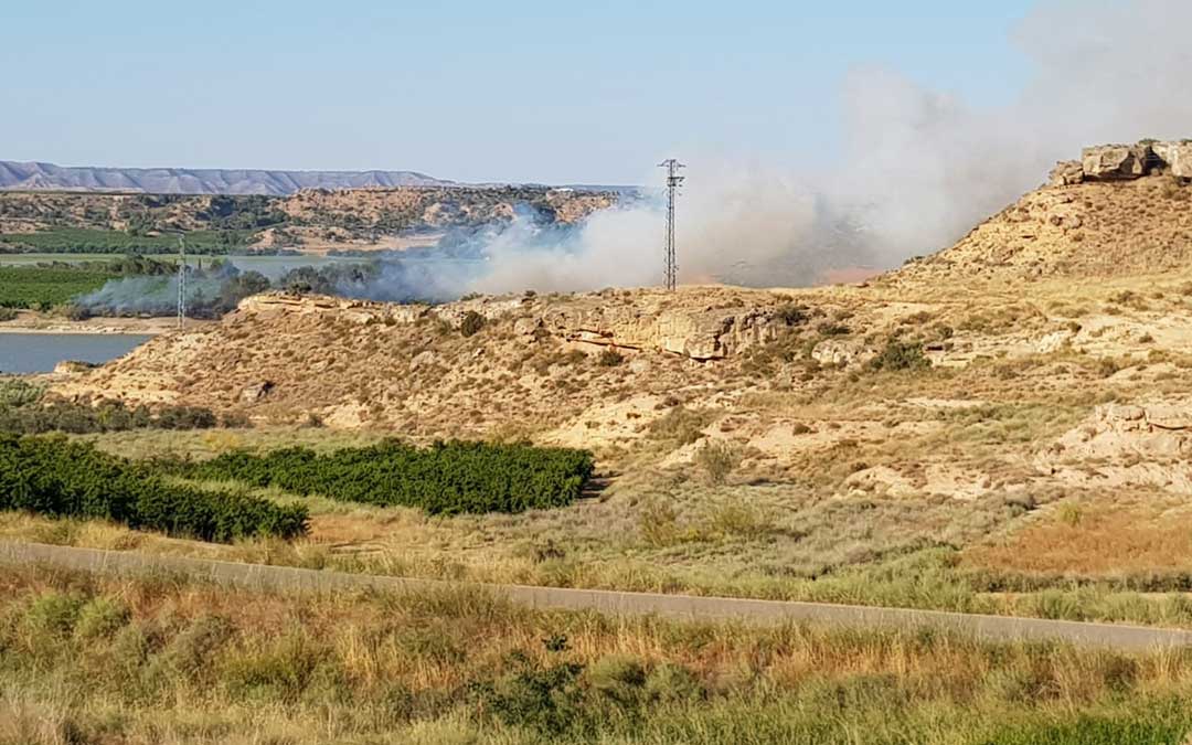 El fuego y el humo en el término de Chiprana, visibles a larga distancia.