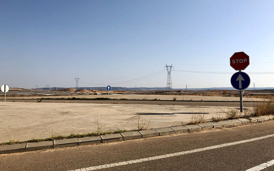 Cruce en Escatrón donde sucedió el choque frontal entre las furgonetas.