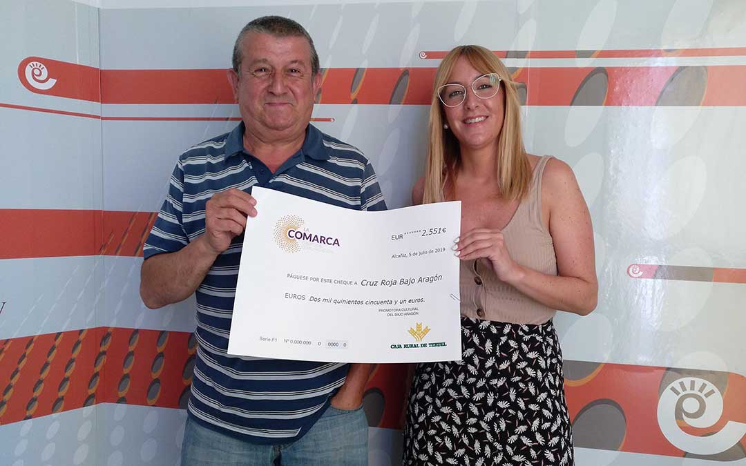Momento de la entrega del cheque al responsable de Cruz Roja Bajo Aragón, José Enrique Pérez. /L.C.