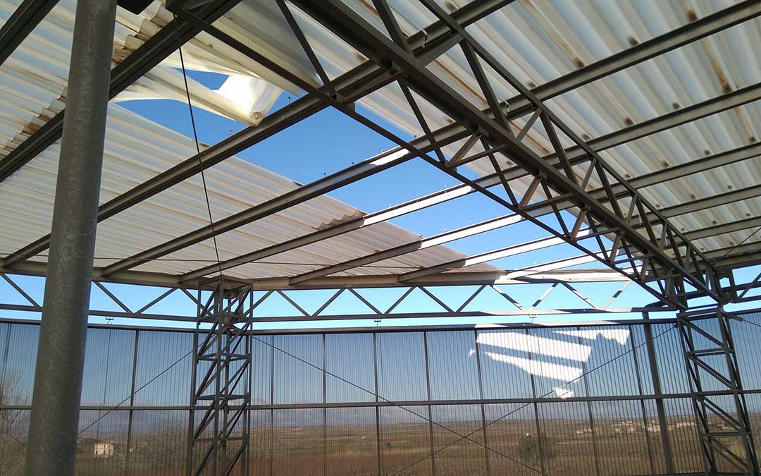 Zona afectada por la acción del fuerte viento, que arranca progresivamente los paneles de la cubierta./ Vida Primitiva